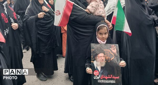 زنان غیوردوشادوش مردان، زنان لر خرم‌ آباد آماده دفاع از میهن 