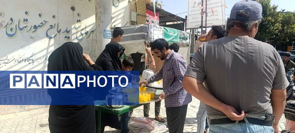 توزیع شربت و شیرینی به مناسبت میلاد پیامبر اسلام (ص) 