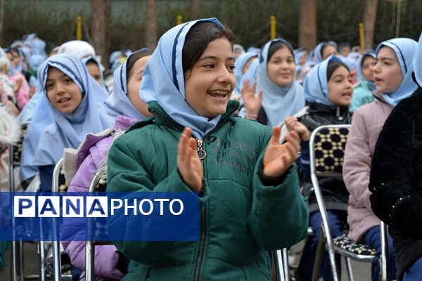 حضور خادمان رضوی در مدرسه قدر بهارستان‌دو