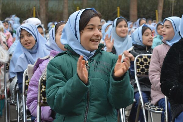 حضور خادمان رضوی در مدرسه قدر بهارستان‌دو