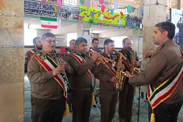 گل‌های سپاس بر مزار قهرمانان شیراز