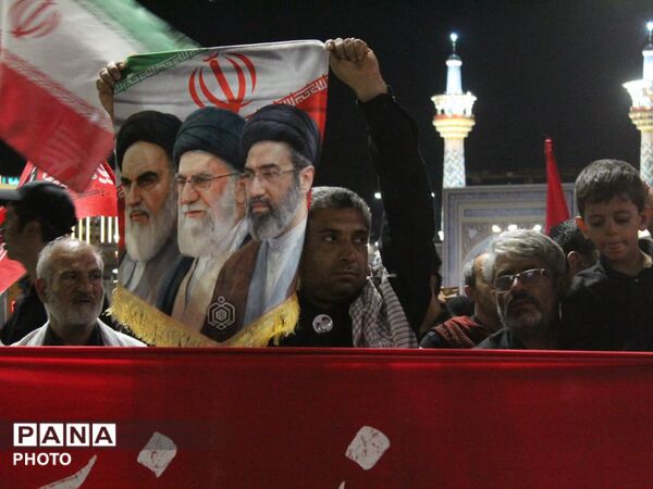 صحن‌های حرم رضوی سرخ‌پوش از پرچم‌های خون‌خواهی شد
