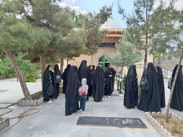 بازدید دانش‌آموزان جعفرآباد از کارگاه گلاب‌گیری روستای «بنابر»