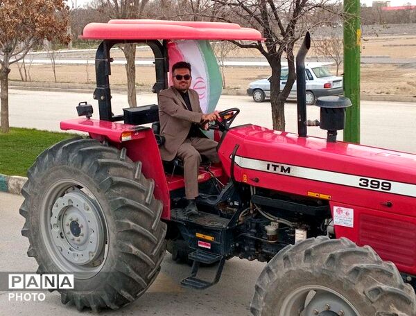 رژه تراکتورسواران کبودراهنگ در حمایت از نیرو‌های مسلح