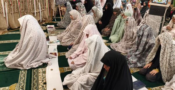 نوجوانان دختر در اعتکاف؛ لحظاتی سرشار از نماز و معنویت