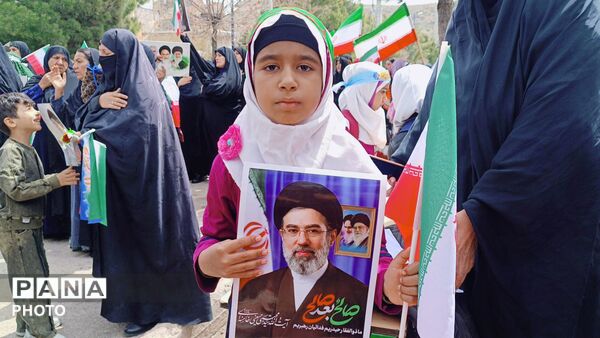 حضور دانش‌آموزان مارگونی در اربعین شهادت رهبر معظم انقلاب با نقاشی‌هایی از یاد ایشان