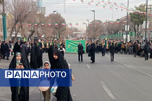 حضور اقشار مختلف مردم شهرری در راهپیمایی ۲۲ بهمن