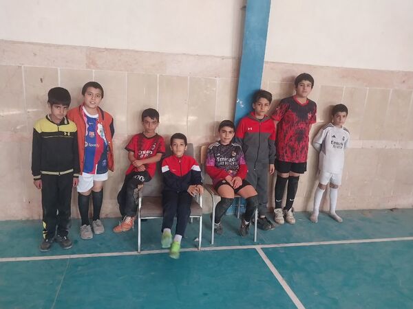 شادی و هیجان دانش‌آموزان در سالن ورزشی 