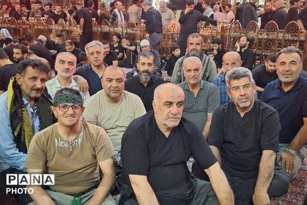 پیوند جان و جانان در کربلا؛ اقامه نماز جماعت در جوار ضریح شش‌گوشه