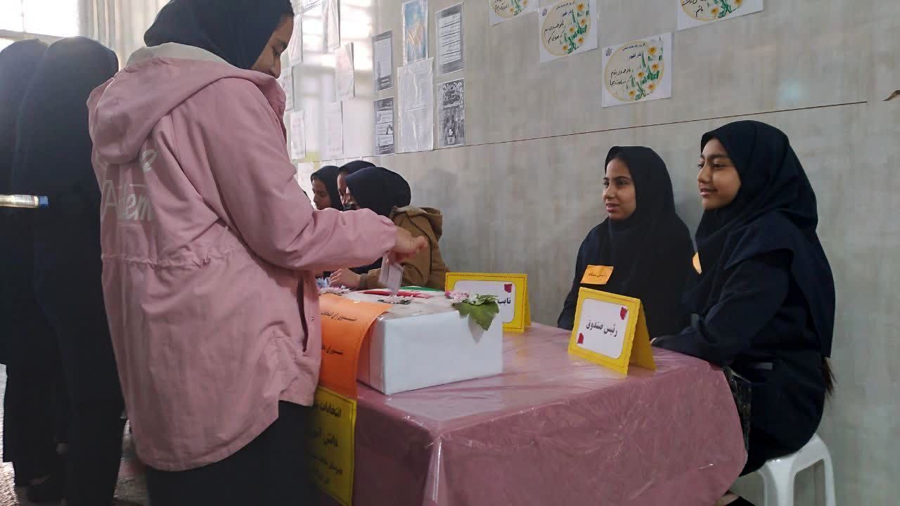 انتخابات شورای دانش آموزی در دبیرستان شاهد شهید حمامی ناحیه شش مشهد