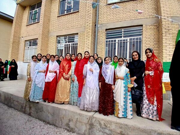 مردم شهرستان خانمیرزا در راهپیمایی ۲۲ بهمن وحدت را به نمایش گذاشتند
