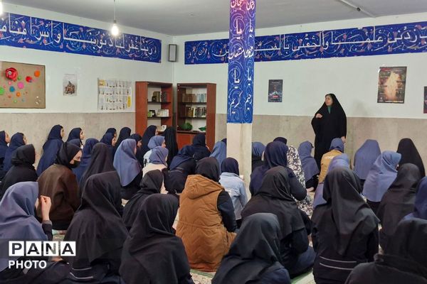  پیچیدن عطر نماز جماعت در مدرسه شهدای هسته‌ای قرچک