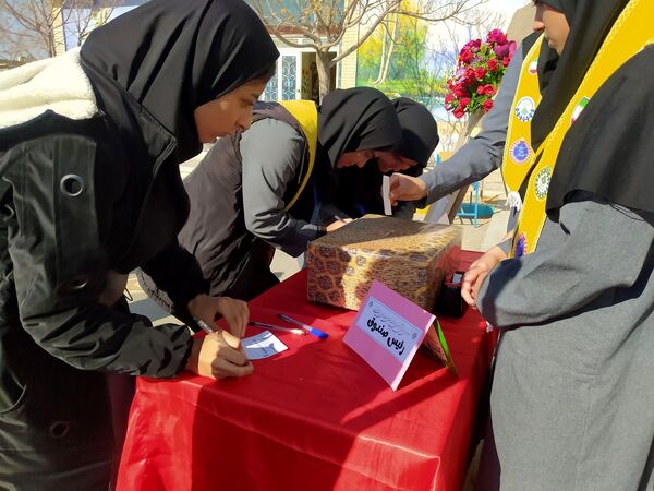انتخابات شورای دانش آموزی در دبیرستان دخترانه امید 