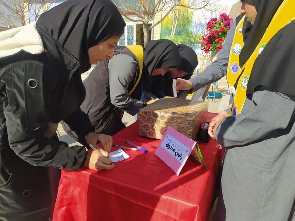 انتخابات شورای دانش آموزی در دبیرستان دخترانه امید 