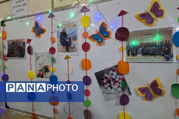 معلم مشعل دانش و چراغ هدایت است