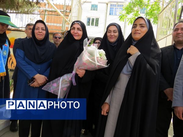 بازدید مشاور وزیر آموزش و پرورش در امور زنان از دست‌سازه‌های دانش‌آموزان دبیرستان 22 بجنورد