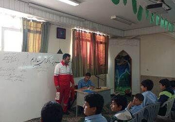 برگزاری کارگاه اصول هلال احمر و کمک‌های اولیه در دبیرستان امام علی(ع) ۲رودهن 