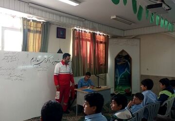 برگزاری کارگاه اصول هلال احمر و کمک‌های اولیه در دبیرستان امام علی(ع) ۲رودهن 