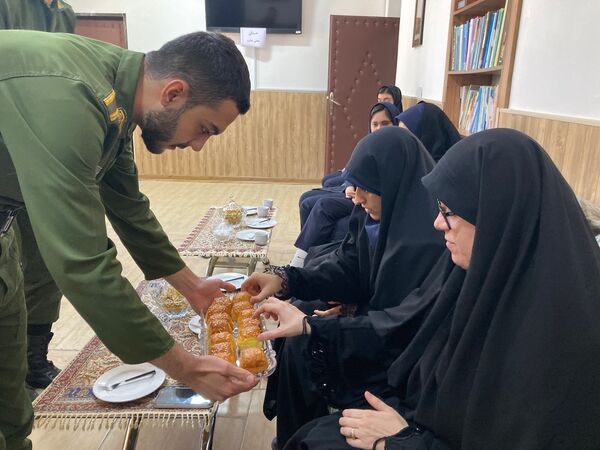 بازدید دانش‌آموزان دبیرستان سمیه از کلانتری ۱۱ بجنورد به مناسبت هفته نیروی انتظامی 