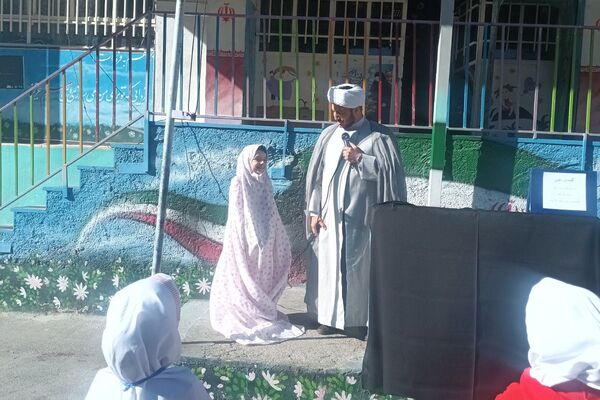 برپایی ایستگاه صلواتی و سفره حضرت فاطمه زهرا (س) در دبستان بنت‌الهدی فیروزکوه