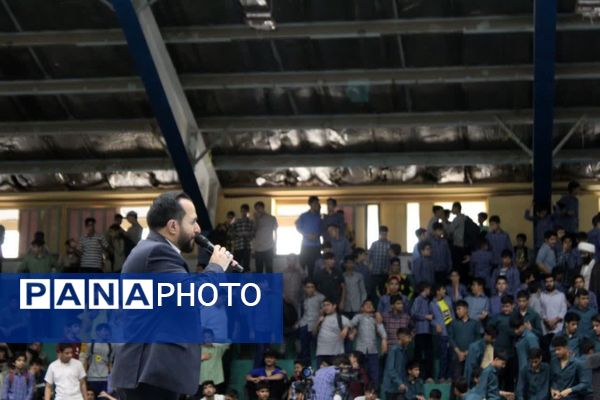 اجتماع دانش‌آموزی به‌مناسبت ولادت شهیدابراهیم هادی در یزد