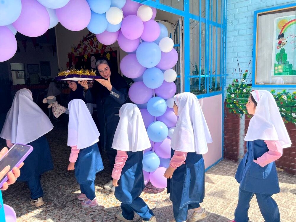 برگزاری جشن شکوفه‌ها در دبستان دخترانه المهدی ناحیه 2 کرج 