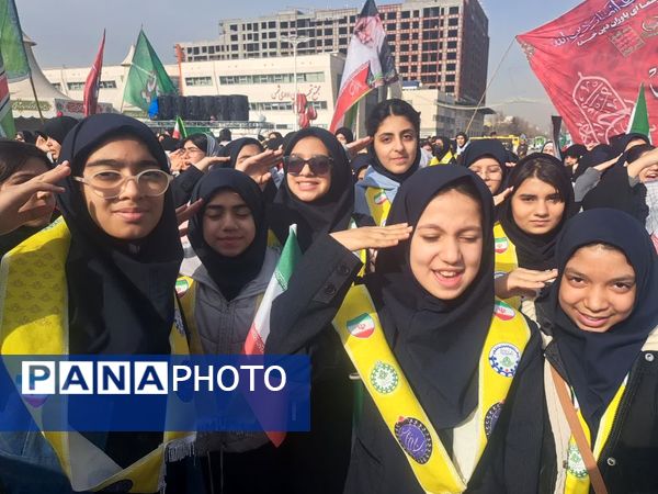 حضور دانش آموزان دبیرستان علی افشارنژاد در گردهمایی میدان شهدا و گلبانک انقلاب