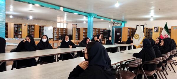 بازدید دانش‌آموزان دبیرستان امام حسین‌(ع) دوره دوم از کتابخانه عمومی شهر