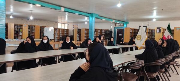 بازدید دانش‌آموزان دبیرستان امام حسین‌(ع) دوره دوم از کتابخانه عمومی شهر
