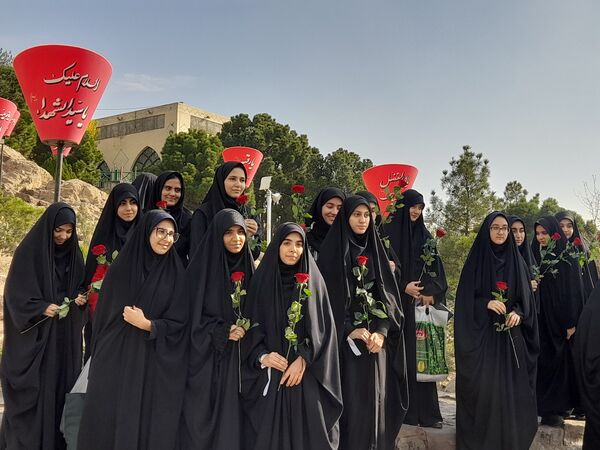 ادای احترام به شهدا توسط دانش‌آموزان دبیرستان فرهنگ ۱۳