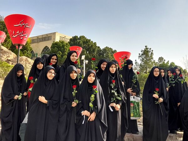 ادای احترام به شهدا توسط دانش‌آموزان دبیرستان فرهنگ ۱۳