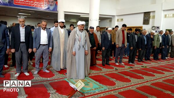 حضور پررنگ دانش‌آموزان بیرانوندی در نماز جمعه