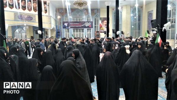 وداع اهالی منطقه بنیاد قم با پیکر مطهر دانش‌آموز شهید «حسینی مقدم»