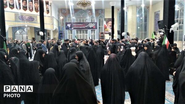 وداع اهالی منطقه بنیاد قم با پیکر مطهر دانش‌آموز شهید «حسینی مقدم»