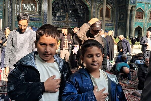 حضور دانش‌آموزان و فرهنگیان ناحیه دو شهرری در نماز جمعه 