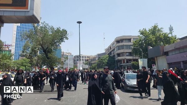 دریای جمعیت در خیابان‌های منتهی به مصلای امام خمینی(ره)