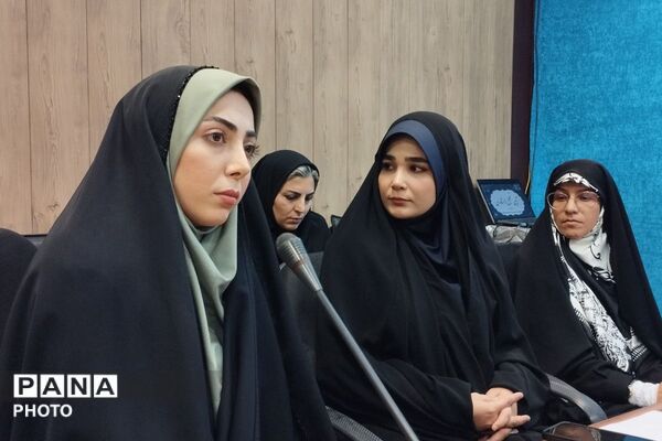 بزرگداشت هفته معلم و تقدیر از خدمات ارزنده مشاوران در بهارستان‌دو
