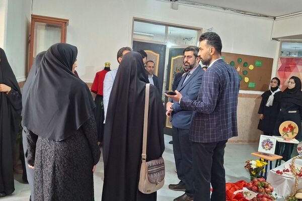 بازدید معاون پرورشی و فرهنگی اداره‌کل شهرستانهای استان تهران از جشنواره انار در هنرستان ام‌البنین ورامین