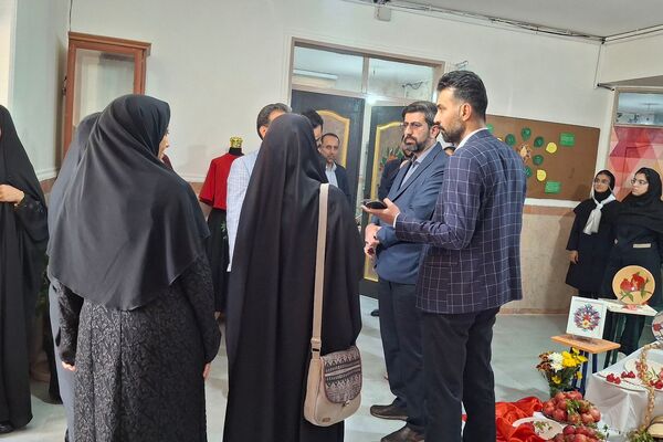 بازدید معاون پرورشی و فرهنگی اداره‌کل شهرستانهای استان تهران از جشنواره انار در هنرستان ام‌البنین ورامین