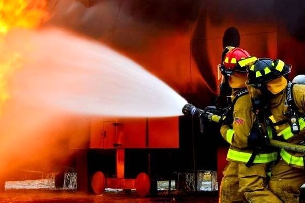 مهار آتش‌سوزی در ساختمان اداری ـ تجاری شش‌طبقه در یوسف‌آباد