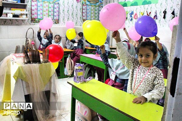 جشن لبخند و کودکی در دبستان آشیانه