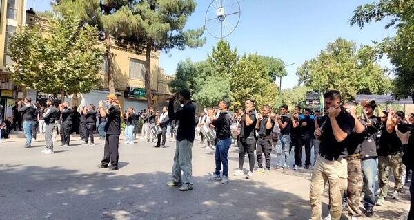 عزاداری ظهر  عاشورا در خیابان‌های شهر نیشابور 
