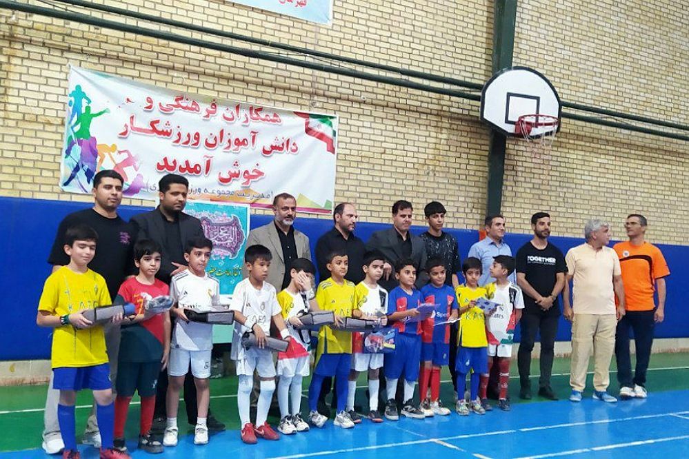 پدر و پسر در میدان ورزش؛ شور و نشاط ورزشی در مدرسه علامه طباطبایی پیشوا