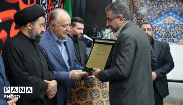 آیین تکریم خادمان مکتب شهادت به پاسداشت ارادتمندان رهبر شهید 