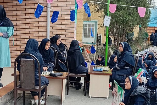  مراسم به مناسبت ۲۲ بهمن ماه در مدرسه شهید زهره‌وند، شهرستان قرچک