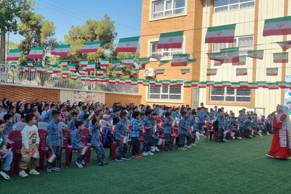 جشن شکوفه‌ها در دبستان آذر صابر ناحیه ۴ شیراز 
