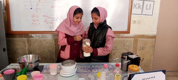 شیرینیِ دوستی اردوی دختران مهدیه در کارگاه شیرینی‌پزی کانون  امام خمینی(ره)