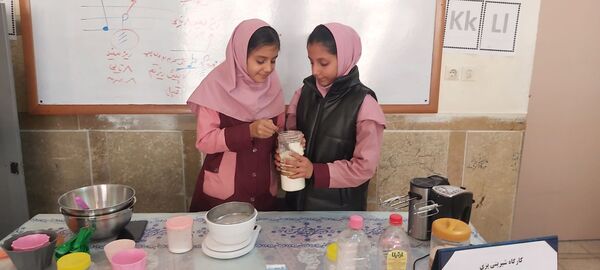 شیرینیِ دوستی اردوی دختران مهدیه در کارگاه شیرینی‌پزی کانون  امام خمینی(ره)