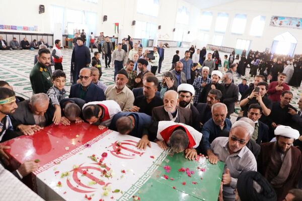 استقبال باشکوه مردم لنده از شهدای گمنام