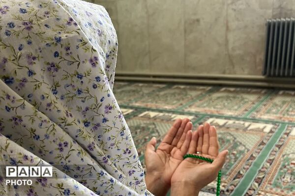 تصویر بندگی دانش‌آموزان در ماه خدا